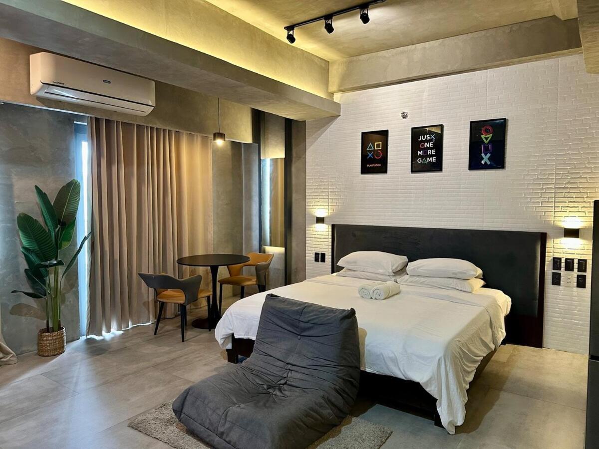 Apartment Urban Oasis: Pet-friendly Gaming